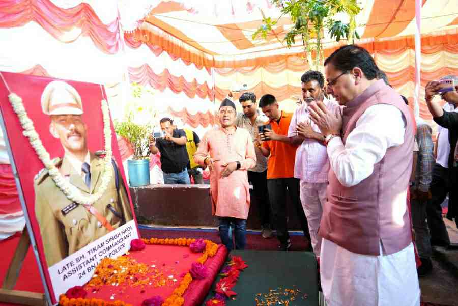 मुख्यमंत्री ने की शहीद टीकम सिंह नेगी के परिजनों से भेंट, शहीद नेगी के चित्र पर माल्यार्पण कर दी श्रद्धांजलि
