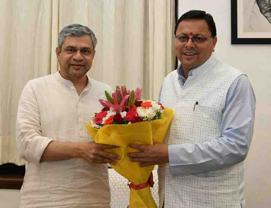 मुख्यमंत्री धामी ने नई दिल्ली में केंद्रीय रेल मंत्री अश्विनी वैष्णव से की शिष्टाचार भेंट, हरिद्वार से वाराणसी वंदे भारत रेल बजट प्रारंभ किए जाने का किया आग्रह