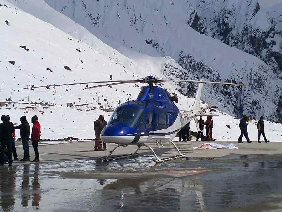 केदारनाथ धाम स्थित हेलीपैड में हेलीकॉप्टर के टेल रोट की चपेट में आने से यूकाडा के अधिकारी की मौत