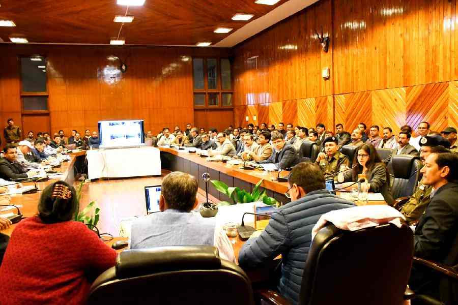 मुख्यमंत्री धामी ने नैनीताल क्लब में अधिकारियों के साथ कि बैठक, 30 नवंबर तक सड़को को गड्ढा मुक्त करने के दिए निर्देश