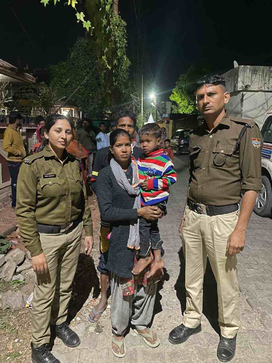 बिछड़ो को अपनों से मिलाकर चेहरों पर मुस्कान बिखेरती दून पुलिस, 3 वर्षीय गुमशुदा बच्चे को 3 घंटे के भीतर तलाश कर परिजनों को सौंपा