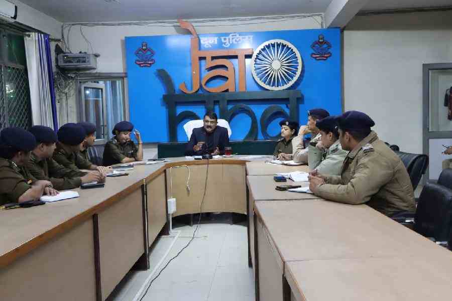 एसएसपी देहरादून ने सभी पुलिस अधीक्षकों, क्षेत्राधिकारियों तथा ट्रैफिक के अधिकारियों की ली बैठक