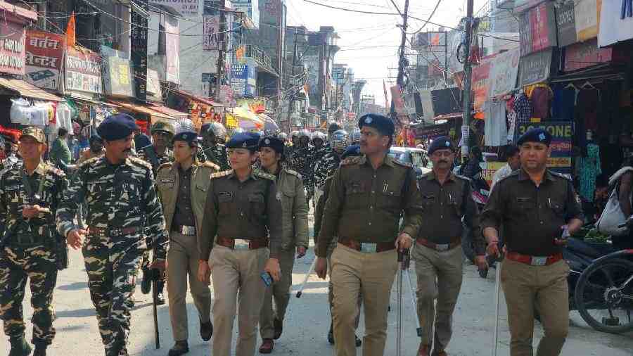 आगामी लोकसभा चुनाव के दृष्टिगत संवेदनशील स्थानो पर अर्धसैनिक बलों तथा पीएसी बल के साथ दून पुलिस ने निकाला फ्लैग मार्च*  *लोगो को निर्भिक होकर अपने मताधिकार का प्रयोग करने के लिये किया जागरूक