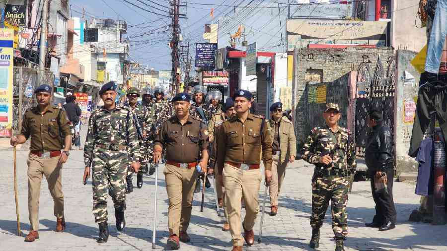 आगामी लोकसभा चुनाव के दृष्टिगत संवेदनशील स्थानो पर अर्धसैनिक बलों तथा पीएसी बल के साथ दून पुलिस ने निकाला फ्लैग मार्च, लोगो को निर्भिक होकर अपने मताधिकार का प्रयोग करने के लिये किया जागरूक