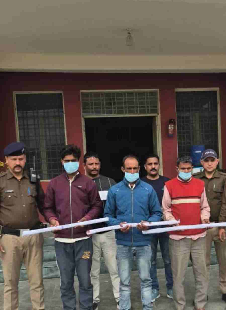 ब्लाइंड मर्डर मिस्ट्री का दून पुलिस ने किया खुलासा, सेलाकुई क्षेत्र में आसन नदी के किनारे शमशान घाट के पास संदिग्ध परिस्थितियों में मिला था युवक का शव, 3 हत्यारोपियों को पुलिस ने किया गिरफ्तार