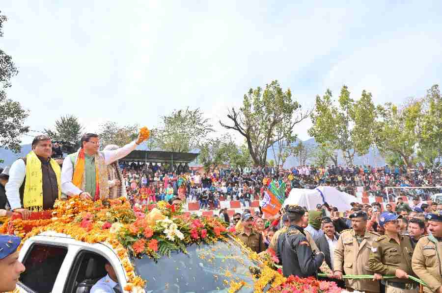 गोपेश्वर में मुख्यमंत्री धामी के भव्य रोड शो में उमड़ा जन सैलाब, पुष्प वर्षा से हुआ मुख्यमंत्री का भव्य स्वागत