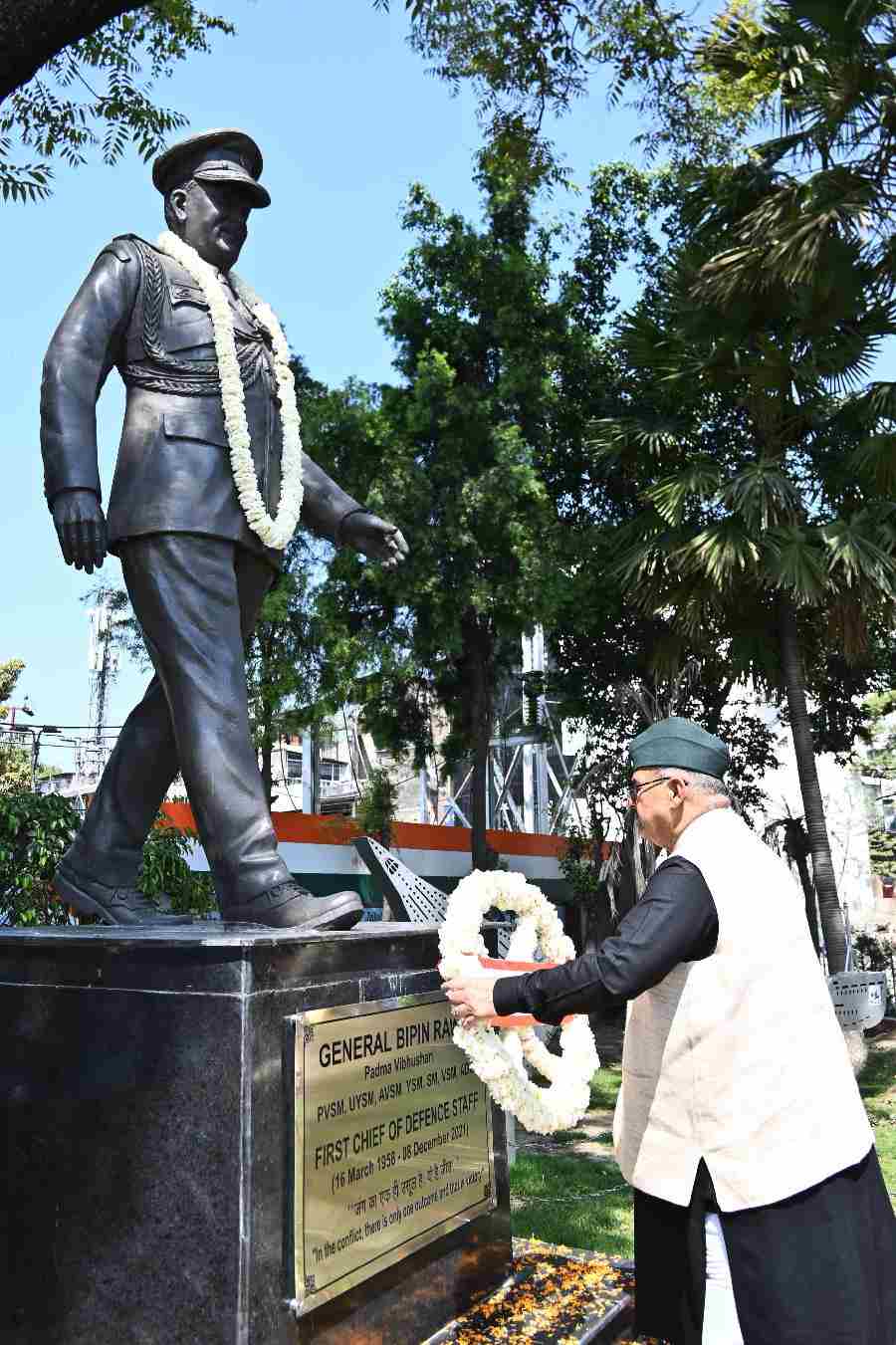 सैनिक कल्याण मंत्री गणेश जोशी ने सीडीएस जनरल बिपिन रावत की जयंती के पर देहरादून के कनक चौक स्थित पार्क में उनकी प्रतिमा पर पुष्पचक्र अर्पित कर उन्हें दी भावपूर्ण श्रृद्धांजलि