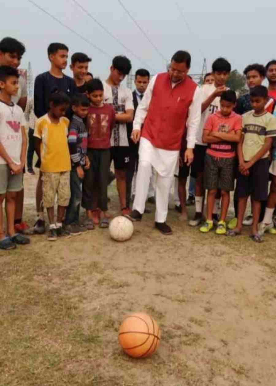 चुनावी दौड़ भाग के बीच मुख्यमंत्री धामी ने युवाओं के साथ फुटबॉल खेलकर बिताया समय