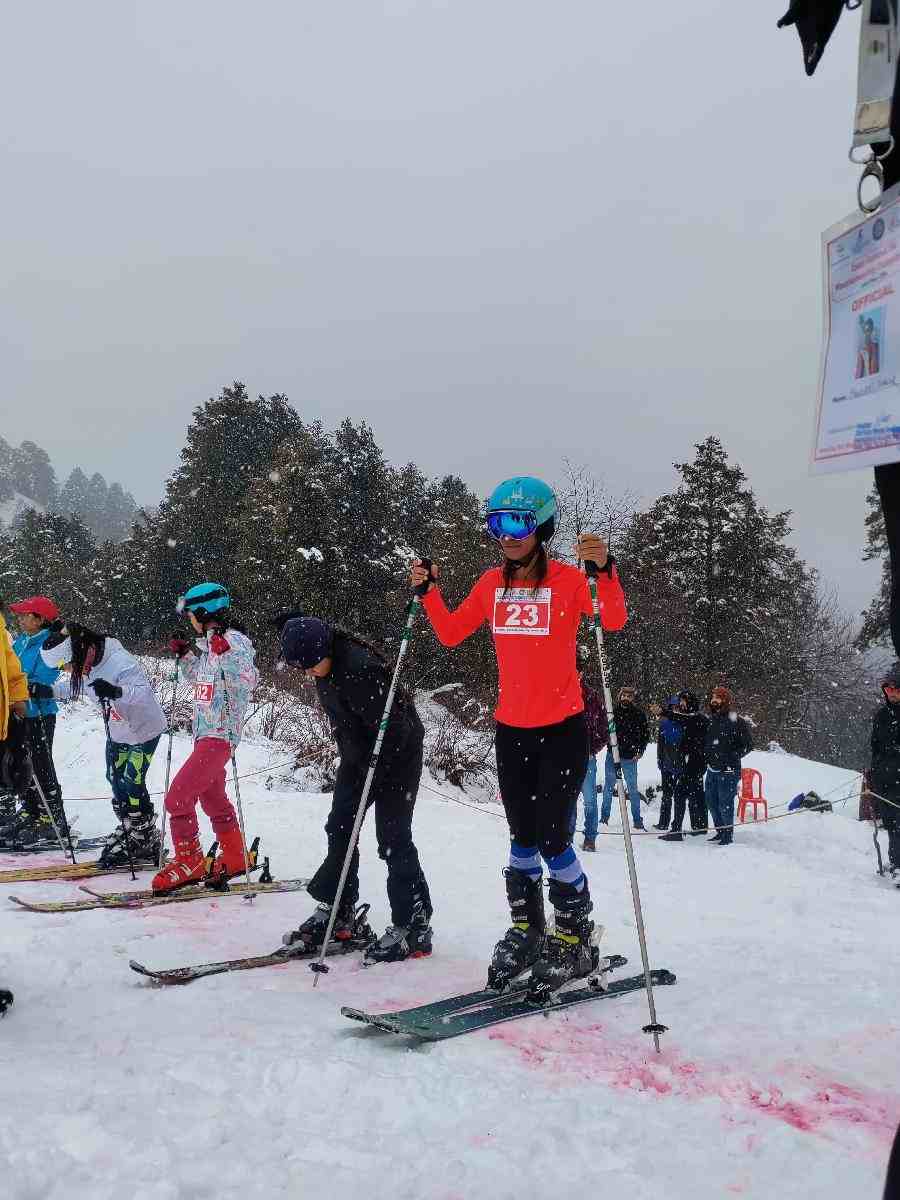 उत्तराखंड की स्नो गर्ल मेनका गुंज्याल ने फिर झटका गोल्ड मेडल, हिमांचल में हुई नेशनल स्कीइंग माउंटेनियरिंग चैंपियनशिप प्रतियोगिता