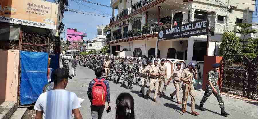 आगामी लोक सभा चुनाव के दृष्टिगत दून पुलिस द्वारा अर्द्धसैनिक बलों के साथ किया फ्लैग मार्च, निर्भीक व निष्पक्ष होकर मतदान करने की लोगो से की अपील