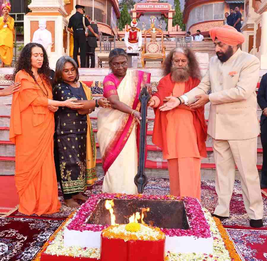 राष्ट्रपति श्रीमती मुर्मू और राज्यपाल गुरमीत सिंह ने श्री हनुमान जयंती के पावन अवसर पर स्वामी चिदानन्द सरस्वती और साध्वी भगवती के पावन सान्निध्य में विश्व विख्यात परमार्थ निकेतन गंगा आरती में किया सहभाग