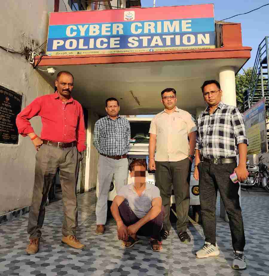 एस0टी0एफ0 साईबर क्राईम पुलिस टीम ने किया 68 लाख रुपये की धोखाधडी करने वाले गिरोह के अभियुक्त को भोपाल से किया गिरफ्तार, शेयर मार्केट / स्टॉक ट्रेडिंग की विभिन्न कम्पनियों की फर्जी वैबसाईट बनाकर करते थे धोखाधड़ी