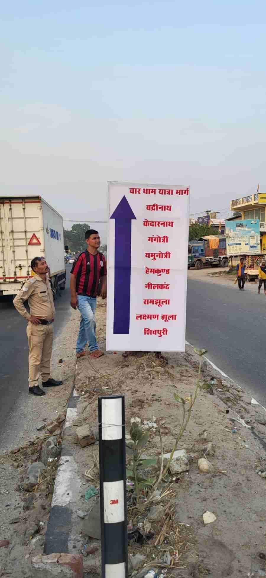 ऋषिकेश पुलिस के द्वारा चार धाम यात्रा मार्ग पर यात्री/पर्यटकों की सुविधा के लिए जगह जगह लगाए गए फ्लेक्स बोर्ड