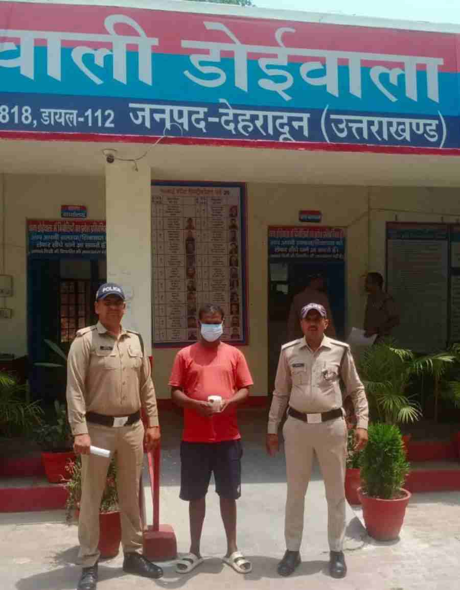 नशा तस्करों पर दून पुलिस की कार्यवाही लगातार जारी, अवैध मादक पदार्थ की तस्करी में लिप्त 1 अभियुक्त को गिरफ्तार कर 5 लाख रुपये की स्मैक बरामद