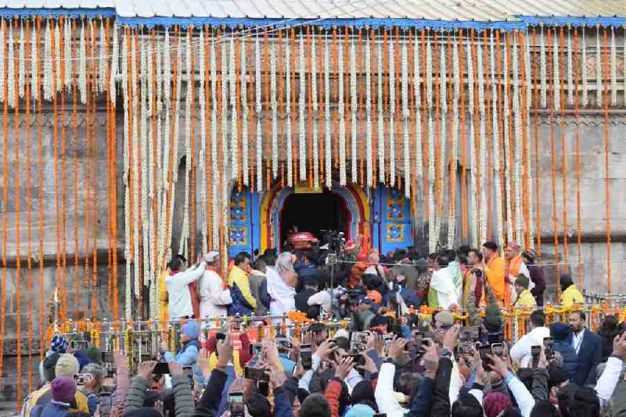 विधि-विधान से खुले बाबा केदार के कपाट, भक्तों पर हेलीकाप्टर से की गई पुष्प वर्षा, आगामी छह माह तक कर सकेंगे केदारनाथ धाम के दर्शन