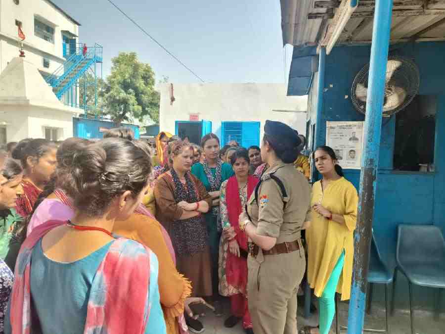 दून पुलिस ने महिला तथा बाल अपराधों की रोकथाम हेतु चलाया जागरूकता अभियान, महिला तथा बाल अपराधों की रोकथाम एवं उनके अधिकारों के प्रति जानकारी देते हुए आमजन को किया जागरूक