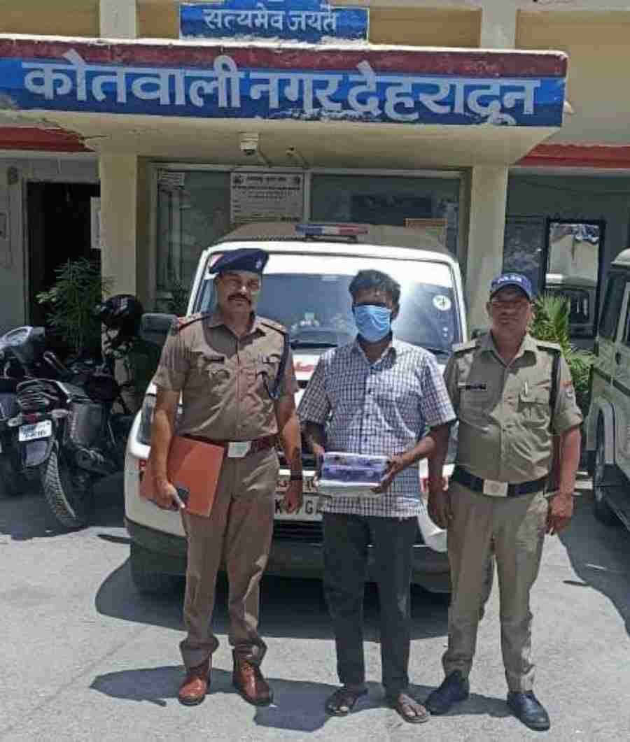 अलग- अलग थाना क्षेत्रों में हुई चोरी की 3 घटनाओं का दून पुलिस ने किया खुलासा, उत्तर प्रदेश का शातिर चोर आया दून पुलिस की गिरफ्त में, नशे की लत तथा महंगे शौकों ने बनाया अपराधी