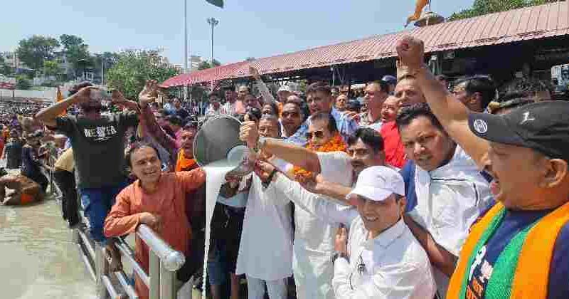 लगातार तीसरी बार पीएम पद की शपथ लेने पर मंत्री प्रेमचन्द्र अग्रवाल ने कार्यकर्ताओं के साथ किया गंगा में दुग्धाभिषेक