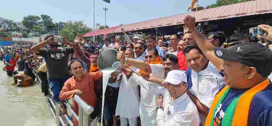 लगातार तीसरी बार पीएम पद की शपथ लेने पर मंत्री प्रेमचन्द्र अग्रवाल ने कार्यकर्ताओं के साथ किया गंगा में दुग्धाभिषेक