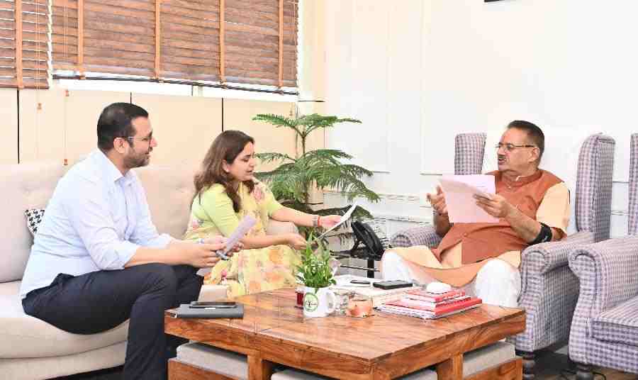 मंत्री गणेश जोशी ने ग्राम्य विकास विभाग के उच्च अधिकारियों के साथ विभागीय समीक्षा बैठक कर योजनाओं की प्रगति की जानकारी, पीएमजीएसवाई के अंतर्गत सड़कों के निर्माण में उत्तराखंड देश में नंबर वन- गणेश जोशी