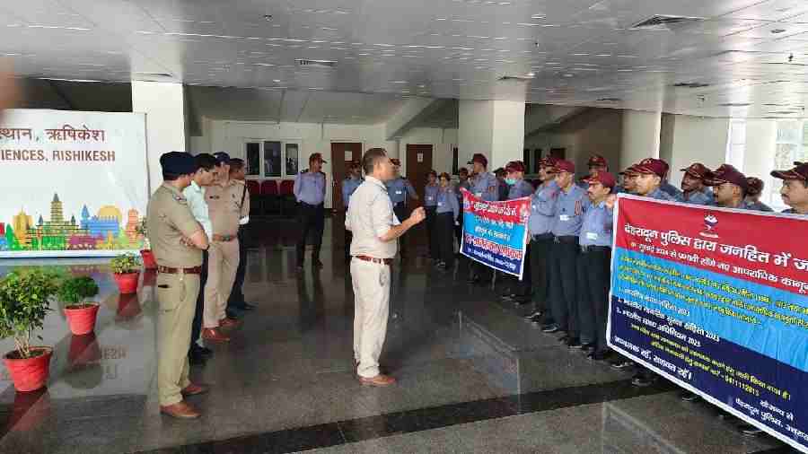 1 जुलाई से संपूर्ण देश में लागू होने वाले नए कानूनों के सम्बन्ध में दून पुलिस का जागरूकता अभियान लगातार जारी, आमजन को नए कानूनों के संबंध में जागरूक करते हुए दी गई जानकारियां