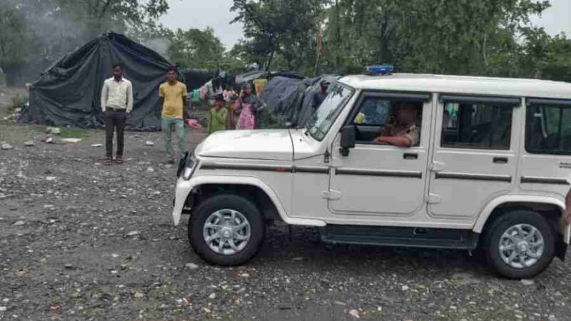 अत्यधिक वर्षा होने पर जनपद में सभी नदियों के किनारे बसी आबादी को सतर्क व सुरक्षित रहने हेतु दून पुलिस द्वारा किया जा रहा अलर्ट