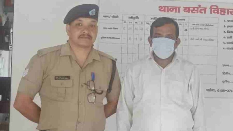 जमीन दिलाने के नाम पर धोखाधडी करने वाले अभियुक्त को दून पुलिस ने किया गिरफ्तार, अभियुक्त ने जमीन के फर्जी दस्तावेज तैयार कर 3 करोड रूपये की धोखाधड़ी को दिया था अंजाम