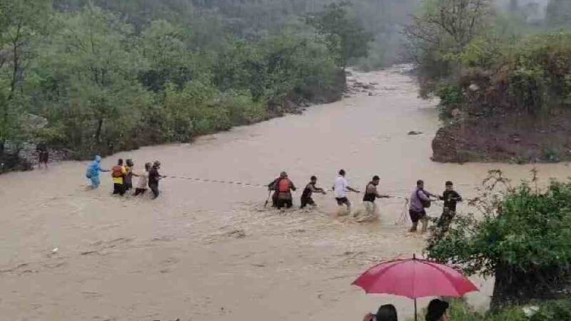 गुच्चूपानी के पास टापू में फंसे 10 युवकों को नदी के तेज बहाव से एसडीआरएफ ने किया रेस्क्यू