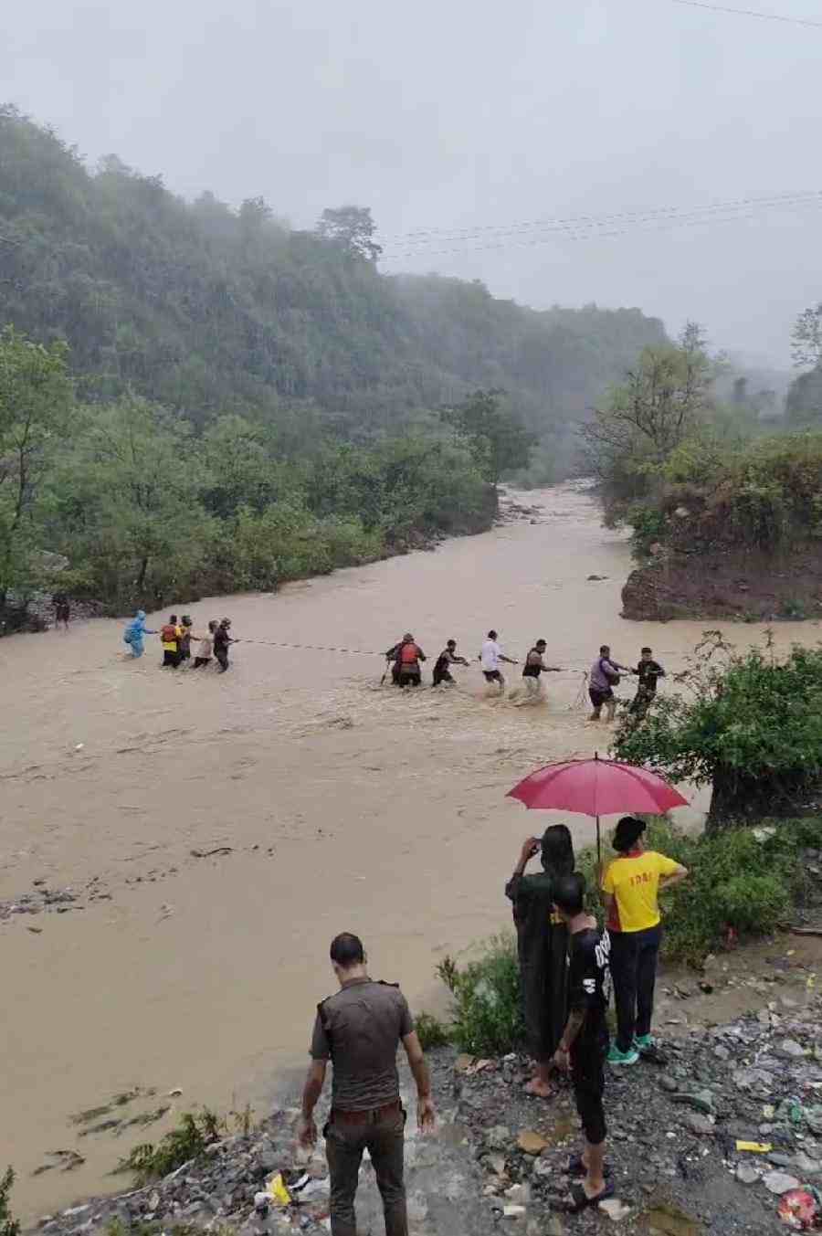 गुच्चूपानी के पास टापू में फंसे 10 युवकों को नदी के तेज बहाव से एसडीआरएफ ने किया रेस्क्यू