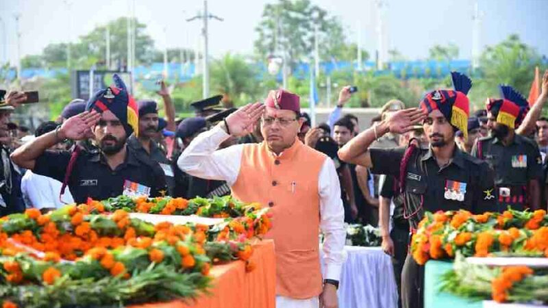 मुख्यमंत्री ने नम आंखों से दी उत्तराखंड के वीर सपूतों को श्रद्धांजलि, वीर सपूतों के बलिदान को याद कर भावुक हुए मुख्यमंत्री