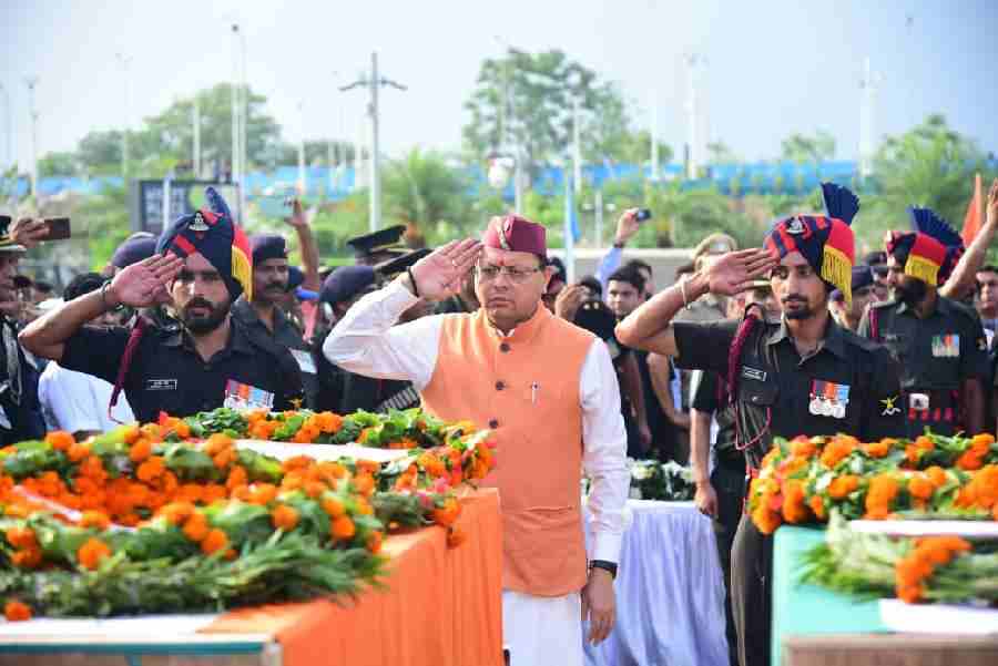 मुख्यमंत्री ने नम आंखों से दी उत्तराखंड के वीर सपूतों को श्रद्धांजलि, वीर सपूतों के बलिदान को याद कर भावुक हुए मुख्यमंत्री