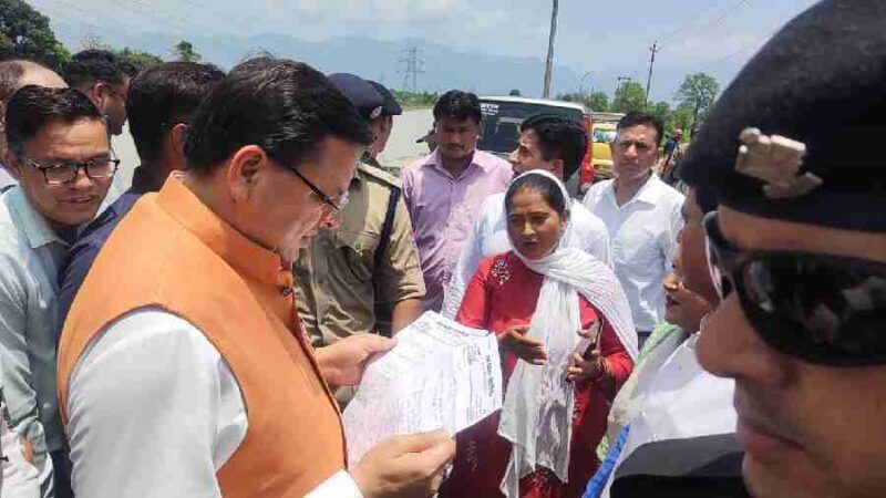 मुख्यमंत्री ने टनकपुर, बनबसा के बाढ़ प्रभावित क्षेत्रों का किया स्थलीय व हवाई निरीक्षण, बाढ़ प्रभावितों से मिलकर सुनी समस्याएं