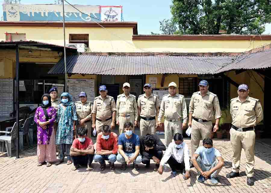 फरार वारंटीयो के विरूद्व दून पुलिस की कार्यवाही लगातार जारी, अलग अलग थाना क्षेत्रों से पुलिस ने 11 वारंटी अभियुक्तो को किया गिरफ्तार