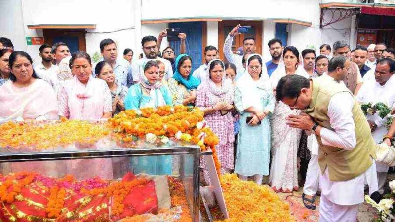 मुख्यमंत्री धामी ने भाजपा कार्यालय में केदारनाथ विधायक श्रीमती शैलारानी रावत के पार्थिव शरीर पर पुष्पचक्र अर्पित कर दी श्रद्धांजलि