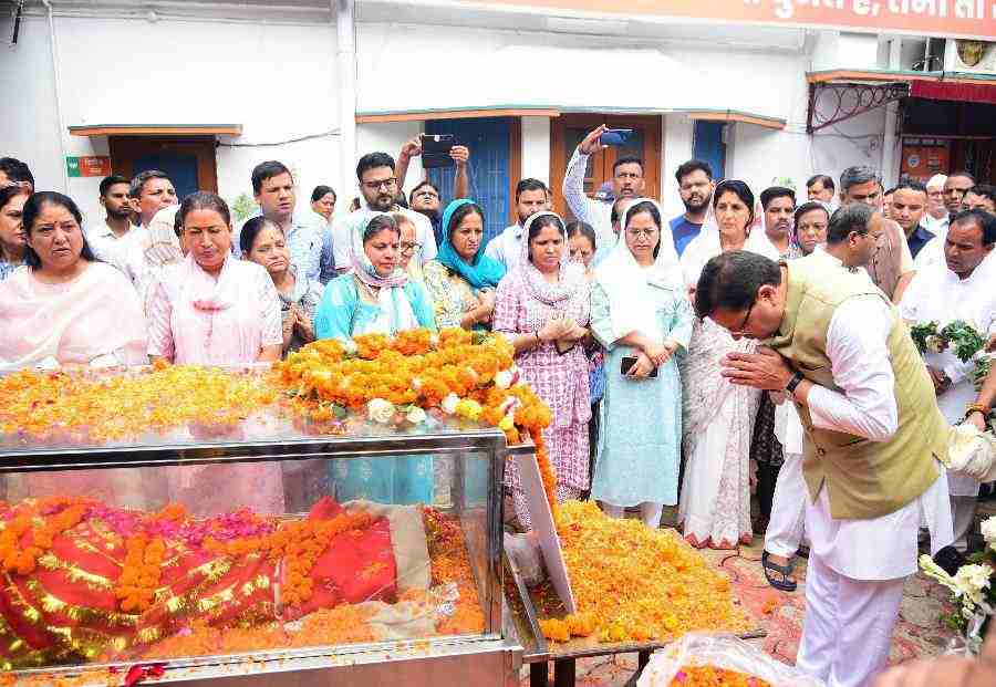 मुख्यमंत्री धामी ने भाजपा कार्यालय में केदारनाथ विधायक श्रीमती शैलारानी रावत के पार्थिव शरीर पर पुष्पचक्र अर्पित कर दी श्रद्धांजलि