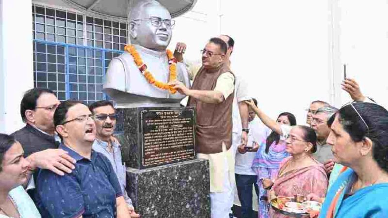 कैबिनेट मंत्री गणेश जोशी ने हरबंस कपूर राजकीय बालिका इण्टर कॉलेज में पूर्व विधायक स्व० हरबंस कपूर की मूर्ति का किया अनावरण