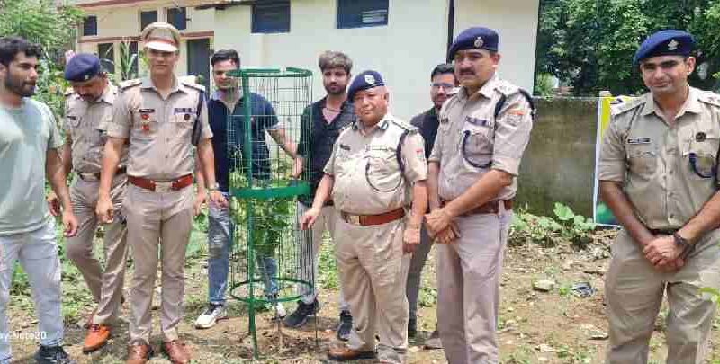 दून पुलिस परिवार ने हर्षोल्लास के साथ मनाया “लोक पर्व हरेला”, पुलिस महानिरीक्षक गढ़वाल परिक्षेत्र तथा एसएसपी द्वारा पुलिस लाइन देहरादून में वृक्षारोपण कर दिया पर्यावरण संरक्षण का संदेश