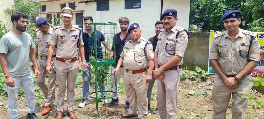 दून पुलिस परिवार ने हर्षोल्लास के साथ मनाया “लोक पर्व हरेला”, पुलिस महानिरीक्षक गढ़वाल परिक्षेत्र तथा एसएसपी द्वारा पुलिस लाइन देहरादून में वृक्षारोपण कर दिया पर्यावरण संरक्षण का संदेश