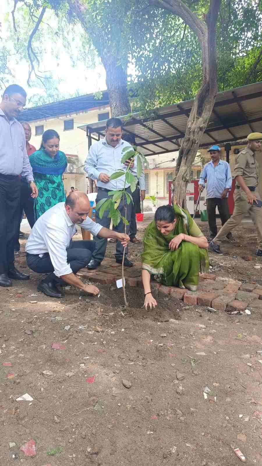 हरेला पर्व के अवसर पर जिलाधिकारी श्रीमती सोनिका ने जिला परिवार के सहयोग से जिला परिसर में ‘‘राशि वाटिका’’ बनाकर की अभिनव पहल