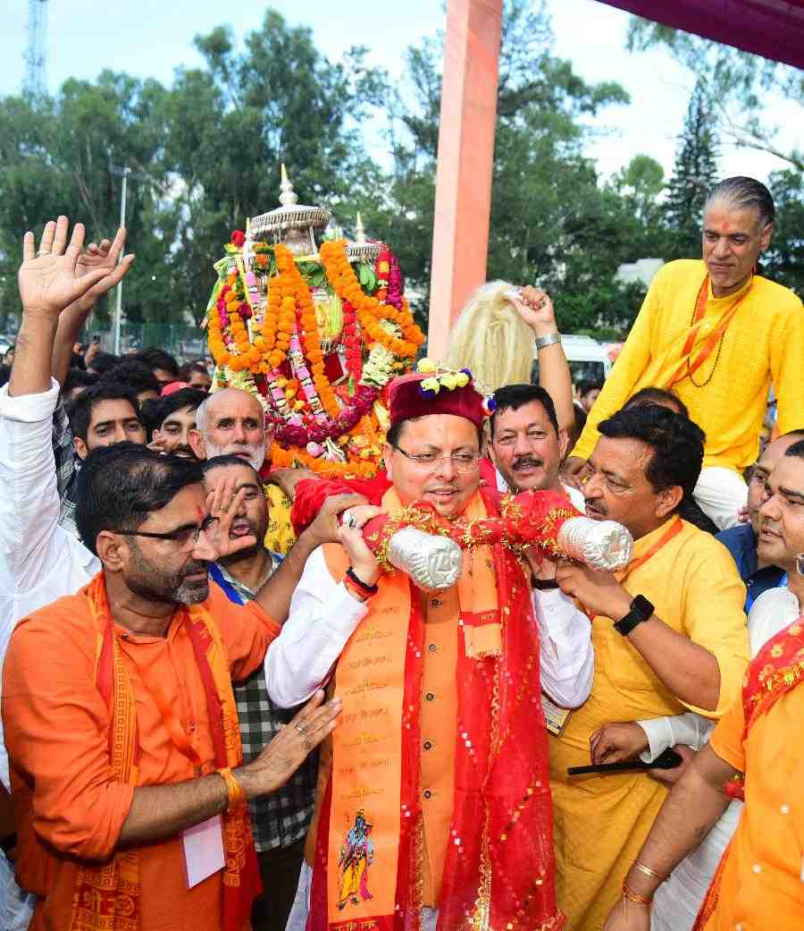 मुख्यमंत्री धामी ने बाबा बौखनाग की पूजा-अर्चना कर प्रदेश की खुशहाली की कामना की