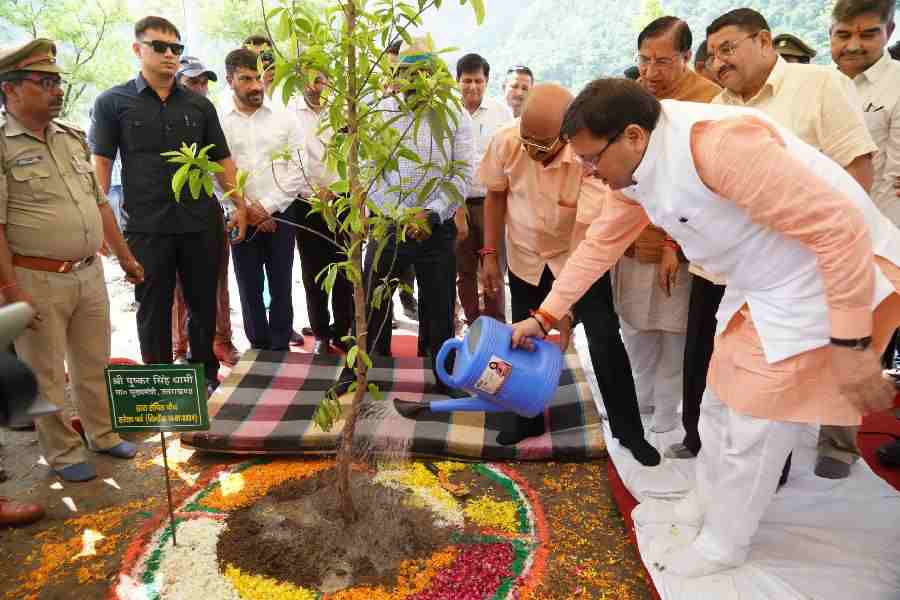 मुख्यमंत्री धामी ने हरेला पर्व के अवसर पर मालदेवता में आयोजित ‘शहीदों के नाम पौधरोपण’ कार्यक्रम में किया प्रतिभाग, जम्मू के कठुआ में शहीद हुए उत्तराखण्ड के जवानों एवं बिनसर वन्यजीव विहार में वनाग्नि दुर्घटना में मृतक वन्य कर्मियों की स्मृति में श्रद्धांजलि स्वरूप किया पौधा रोपण