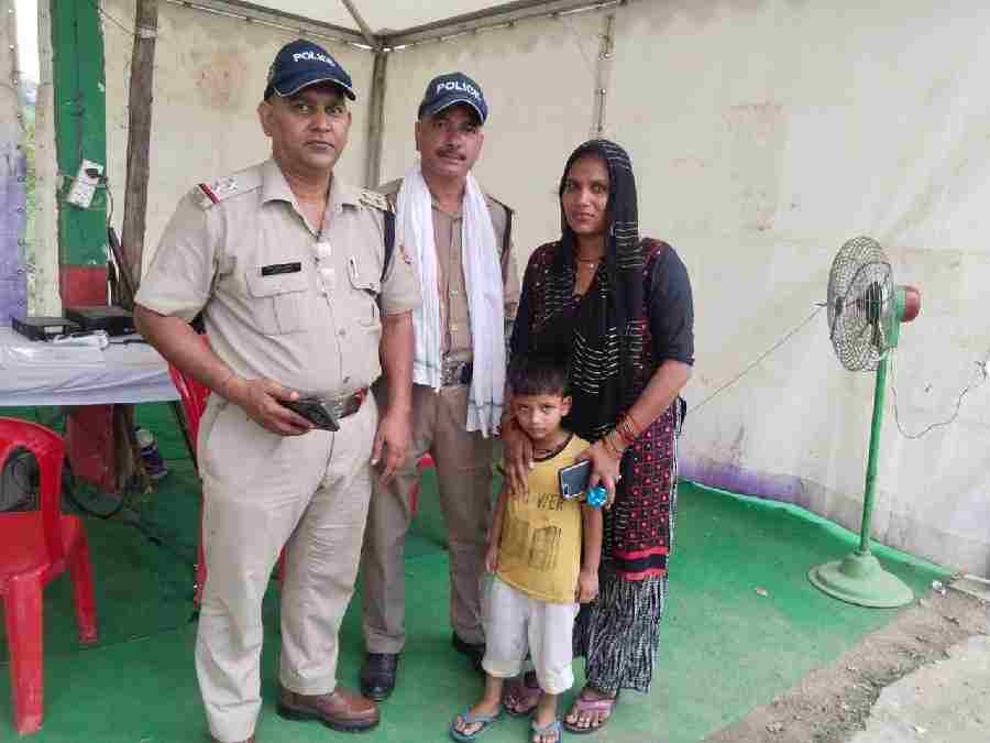 परिवार से बिछड़े 4 वर्षीय बालक को परिजनों से मिलाकर दून पुलिस ने बिखेरी मायूस चेहरों पर मुस्कान