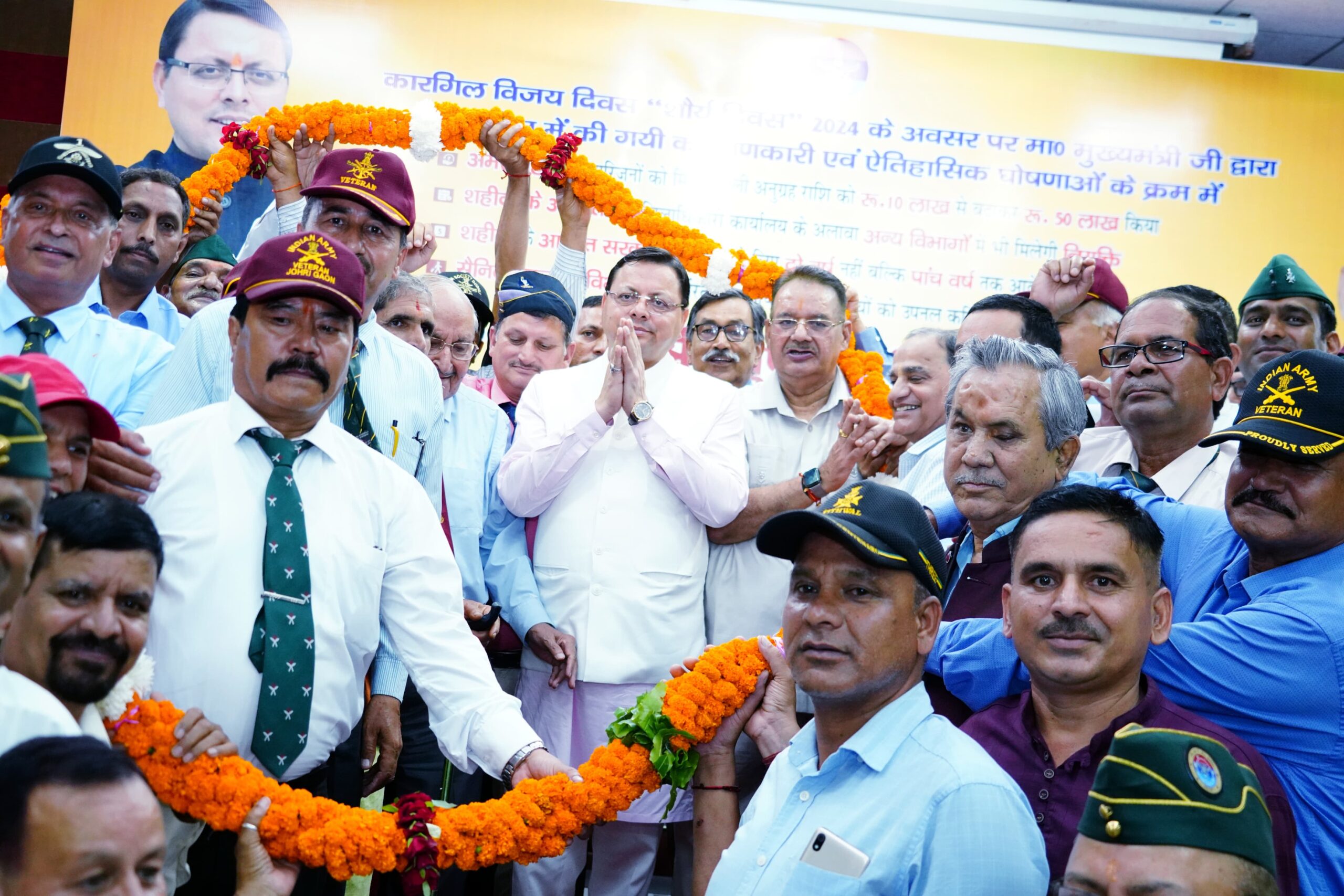 मुख्यमंत्री ने देहरादून में पूर्व सैनिक संगठन द्वारा आयोजित आभार एवं संवाद कार्यक्रम में किया प्रतिभाग, कार्यक्रम में वीरांगनाओं ने मुख्यमंत्री का तथा मुख्यमंत्री ने वीरांगनाओं को किया सम्मानित