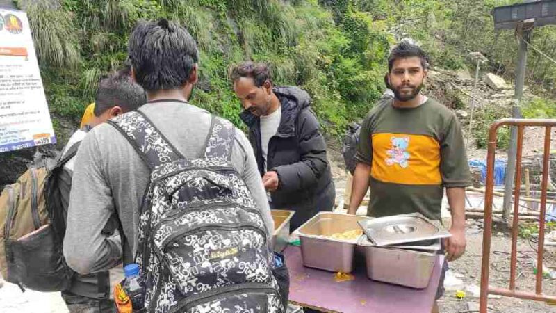 मुख्यमंत्री धामी के निर्देशानुसार रेस्क्यू के साथ राहत एवं उपचार कार्य जारी,  18 हजार फूड पैकेट्स, 35 हजार पानी की बोतलें वितरित