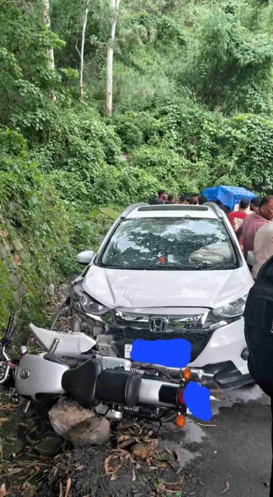 शराब के नशे में चूर कार चालक ने बुलेट सवार दो लोगो को मारी जोरदार टक्कर, हादसे में बाल -बाल बचे सवार, देहरादून के सहत्रधारा रोड की घटना