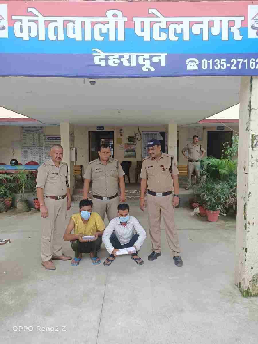 बन्द घर मे हुई लाखो रुपये की ज्वैलरी व नगदी चोरी की घटना का दून पुलिस ने किया खुलासा, घटना को अंजाम देने वाले गैंगस्टर सहित 2 अभियुक्तों को दून पुलिस ने किया गिरफ्तार, अभियुक्तों के कब्जे से 5 लाख रुपये मूल्य की ज्वैलरी व नगदी हुई बरामद