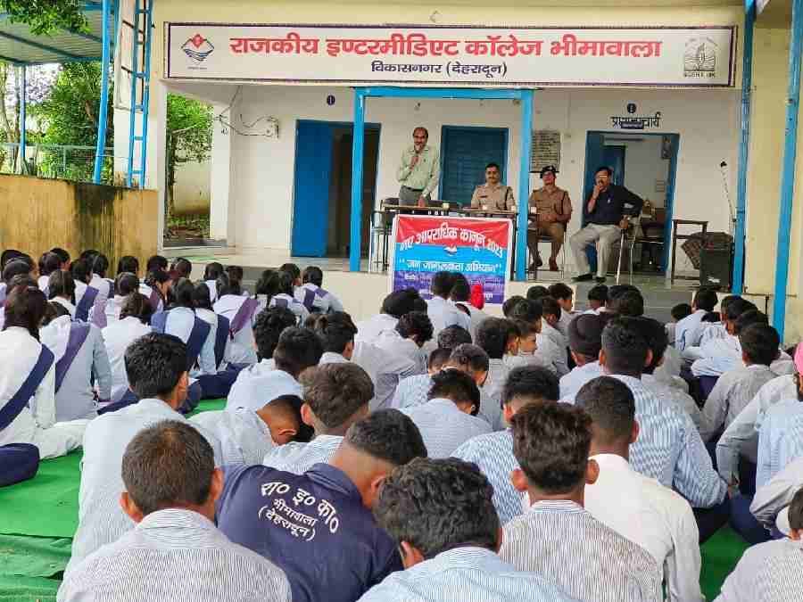 सम्पूर्ण भारत में सृजित 3 नये कानूनों की जानकारी/साईबर अपराधों से बचाव/नशे के दुष्प्रभावों के विषय में जागरूक किये जाने हेतु दून पुलिस ने चलाई पाठशाला, स्कूली छात्राओं के बीच पहुँचकर दून पुलिस ने नये कानूनों की दी जानकारी