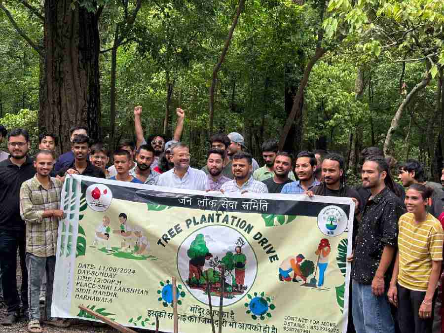 टीम वारियर्स उत्तराखंड नेक्स्ट एवोल्यूशन ऑफ वर्ल्ड व जन लोक सेवा समिति ने किया मिलकर वृक्षारोपण