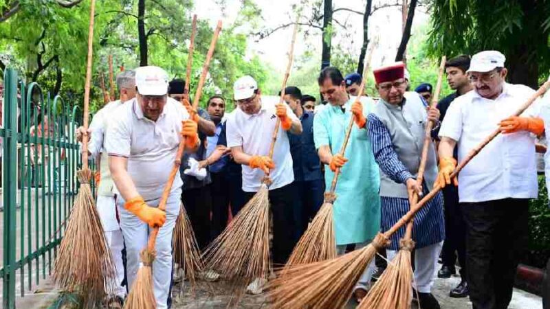 मुख्यमंत्री ने गाँधी पार्क में विशेष स्वच्छता अभियान के अन्तर्गत ’स्वच्छता अपनाओ, बीमारी भगाओ’ कार्यक्रम में किया प्रतिभाग, झाड़ू लगाकर दिया स्वच्छता का संदेश