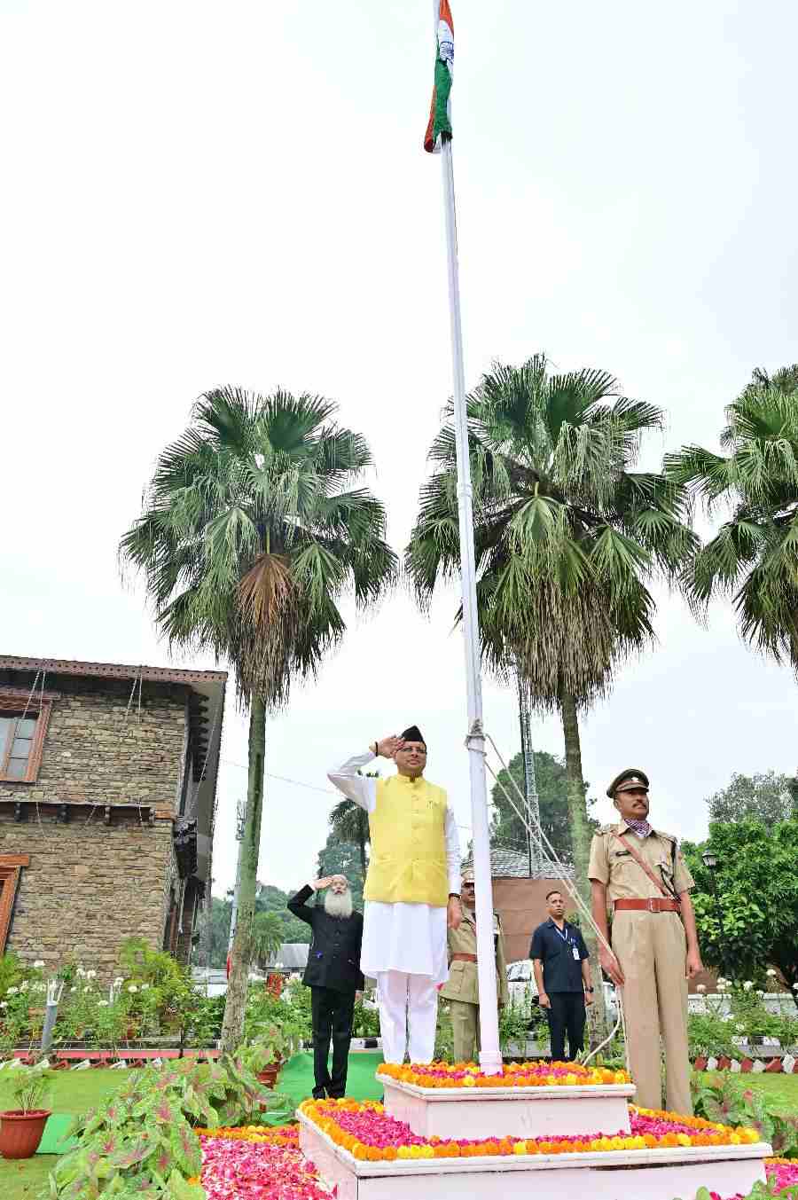 सीएम धामी ने 78 वें स्वतंत्रता दिवस के अवसर पर मुख्यमंत्री आवास में किया ध्वजारोहण, राष्ट्रीय एकता की दिलाई शपथ